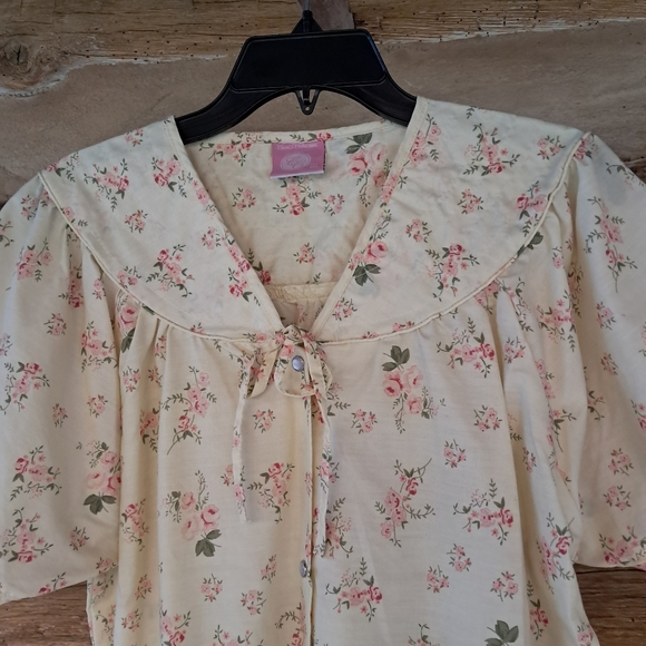 Carol's Collection Vintage Yellow Floral Short Sleeved Snap Front Gown Size 1XL - Picture 2 of 7